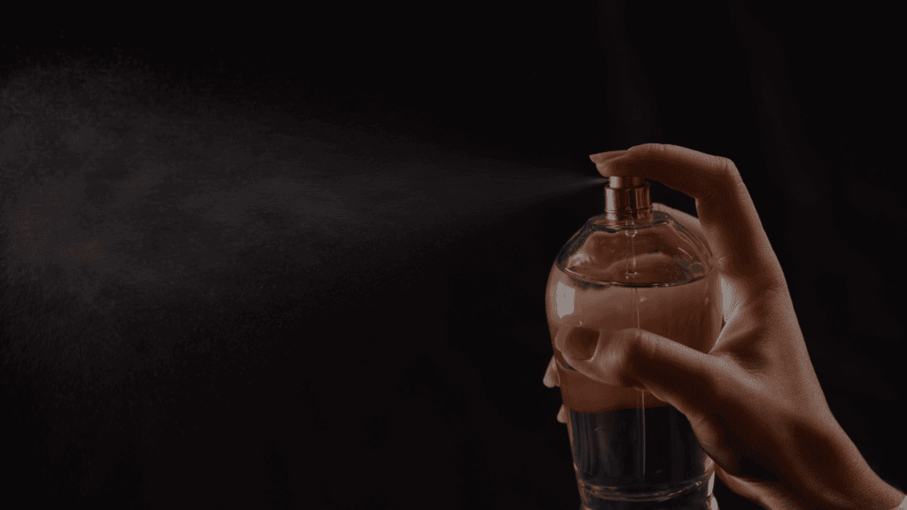 Perfume Fixar Mais Tempo a person spraying a bottle of perfume